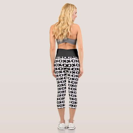 Abstraktes Schwarz-Weiß-Muster Capri Leggings (Rückseite)