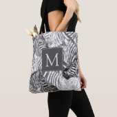 Abstraktes Schwarz-Weiß-Zebra-Kunstmonogramm Tasche (Von Nahem)