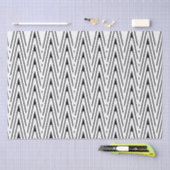 Abstraktes Schwarz-Weiß Zig Zag Seidenpapier (Handwerk)