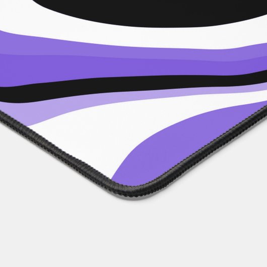 Abstraktes Schwarzes, Weiß und Lila Fluid Schreibtischunterlage (Ecke)