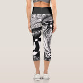 Abstraktes Schwarzweißwinkel Capri Leggings (Rückseite)