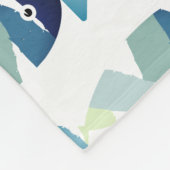 Abstraktes Schwimmen Blauer Fisch Fleecedecke (Ecke)