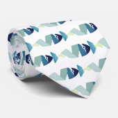 Abstraktes Schwimmen Blauer Fisch Krawatte (Gerollt)