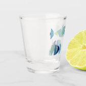 Abstraktes Schwimmen Blauer Fisch Schnapsglas (Links)