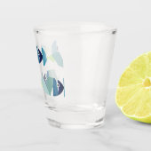 Abstraktes Schwimmen Blauer Fisch Schnapsglas (Rechts)