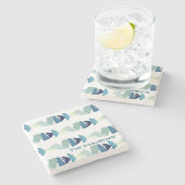 Abstraktes Schwimmen Blauer Fisch Steinuntersetzer (Seitenansicht)