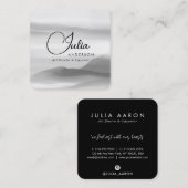 Abstraktes Script in Schwarz und Weiß Quadratische Visitenkarte (Vorne/Hinten)