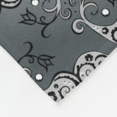 Abstraktes Silber und Schwarz Tulip Boteh Muster Fleecedecke (Ecke)