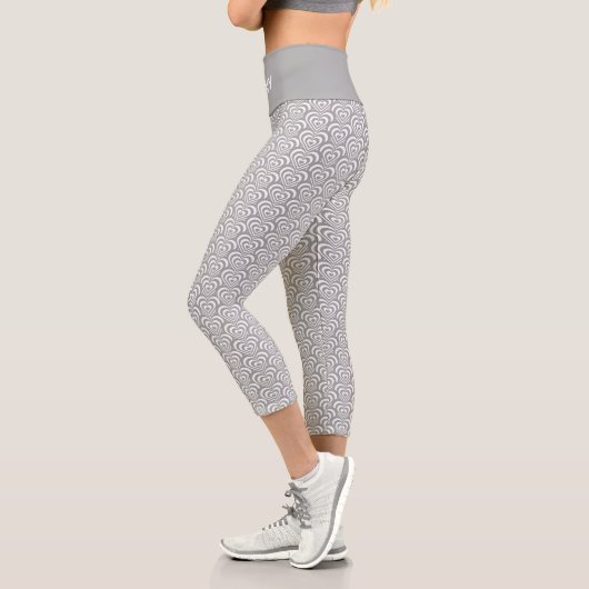 Abstraktes Silbergraues und weißes Herzstück Capri Leggings (Links)