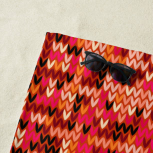 Abstraktes skandinavisches Muster in rotem Schatte Strandtuch