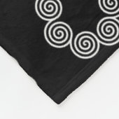 Abstraktes Spiralkreis-Muster auf Schwarz Fleecedecke (Ecke)