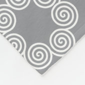 Abstraktes Spiralkreismuster auf Grau Fleecedecke (Ecke)
