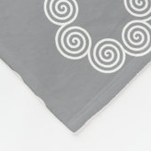 Abstraktes Spiralkreismuster auf Grau Fleecedecke (Ecke)
