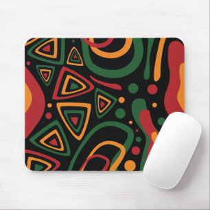 Abstraktes Stammesformen-Muster in Rot, Gold, Grün Mousepad