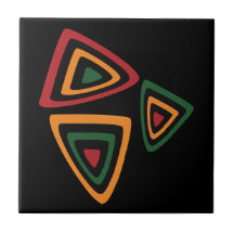 Abstraktes Stammesformenmuster in Rot, Gold, Grün