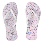 Abstraktes Terazzo-Mosaikbild auf rosa Hintergrund Badesandalen (Fußbett)