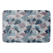 Abstraktes Terrazzo-Design von Blau und Mauve Badematte (Vorderseite)