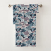 Abstraktes Terrazzo-Design von Blau und Mauve Badhandtuch Set (Insitu)