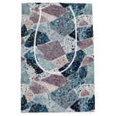 Abstraktes Terrazzo-Design von Blau und Mauve Mittlere Geschenktüte (Vorderseite)