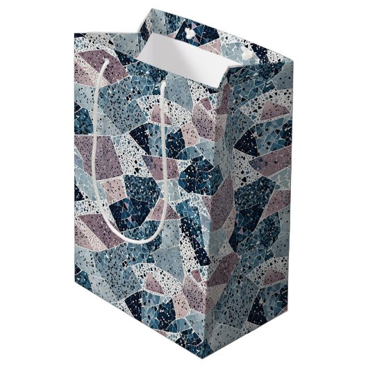 Abstraktes Terrazzo-Design von Blau und Mauve Mittlere Geschenktüte (Rückseite Schrägansicht)