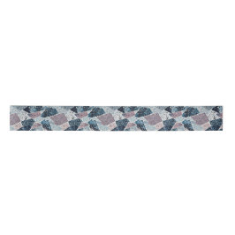 Abstraktes Terrazzo-Design von Blau und Mauve Satinband