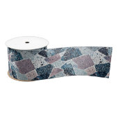 Abstraktes Terrazzo-Design von Blau und Mauve Satinband (Spule)