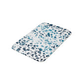 Abstraktes Terrazzo Mosaic Navy & Light Blue Muste Badematte (Schrägansicht)