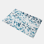 Abstraktes Terrazzo Mosaic Navy & Light Blue Muste Fußmatte (Schrägansicht)