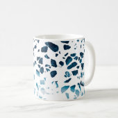 Abstraktes Terrazzo Mosaic Navy & Light Blue Muste Kaffeetasse (VorderseiteRechts)
