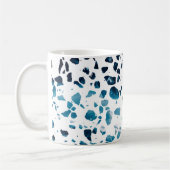 Abstraktes Terrazzo Mosaic Navy & Light Blue Muste Kaffeetasse (Links)