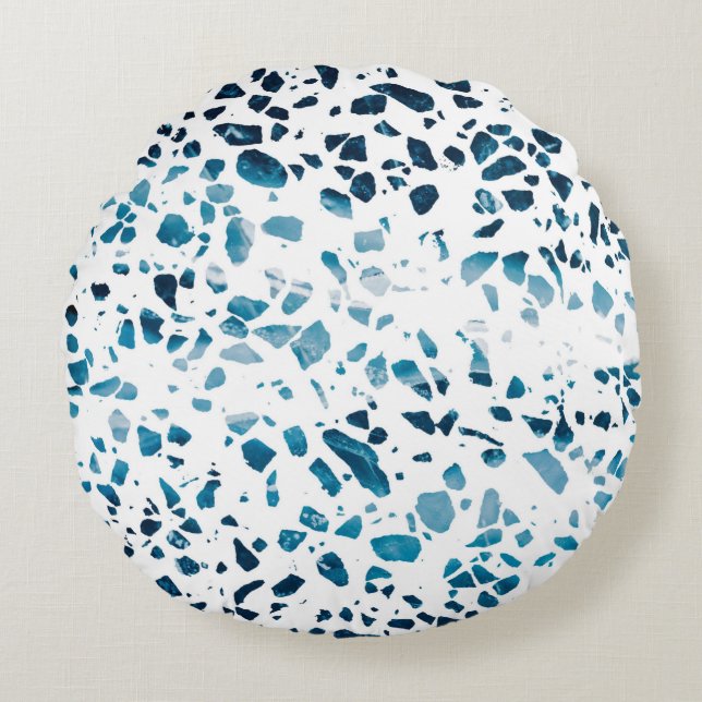 Abstraktes Terrazzo Mosaic Navy & Light Blue Muste Rundes Kissen (Vorderseite)
