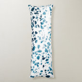 Abstraktes Terrazzo Mosaic Navy & Light Blue Muste Seitenschläferkissen (Rückseite (Vertikal))