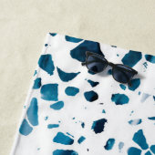 Abstraktes Terrazzo Mosaic Navy & Light Blue Muste Strandtuch (Beispiel)
