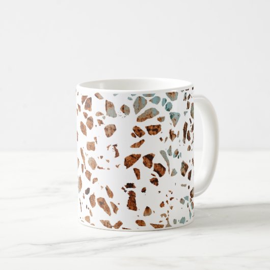 Abstraktes Terrazzo Mosaic Rust Brown & Blue Muste Kaffeetasse (VorderseiteRechts)