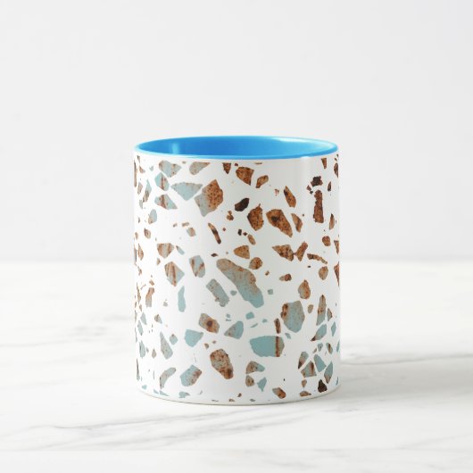 Abstraktes Terrazzo Mosaic Rust Brown & Blue Muste Tasse (Zentrum)