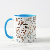 Abstraktes Terrazzo Mosaic Rust Brown & Blue Muste Tasse (Links)