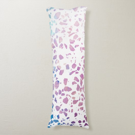 Abstraktes Terrazzo Mosaik Pink & Blue Muster Seitenschläferkissen (Vorderseite Vertikal)