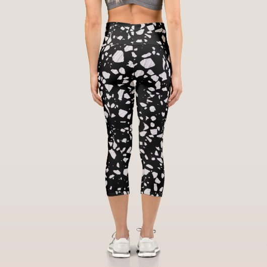 Abstraktes Terrazzo Mosaik Schwarz-Weiß-Muster Capri Leggings (Rückseite)