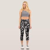 Abstraktes Terrazzo Mosaik Schwarz-Weiß-Muster Capri Leggings (Vorderseite)