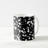 Abstraktes Terrazzo Mosaik Schwarz-Weiß-Muster Kaffeetasse (VorderseiteRechts)