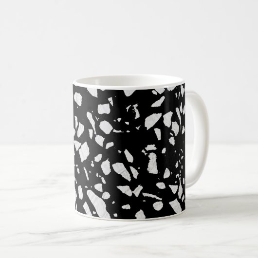 Abstraktes Terrazzo Mosaik Schwarz-Weiß-Muster Kaffeetasse (VorderseiteRechts)