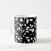 Abstraktes Terrazzo Mosaik Schwarz-Weiß-Muster Kaffeetasse (Vorderseite Links)