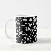 Abstraktes Terrazzo Mosaik Schwarz-Weiß-Muster Kaffeetasse (Links)