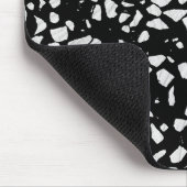 Abstraktes Terrazzo Mosaik Schwarz-Weiß-Muster Mousepad (Ecke)