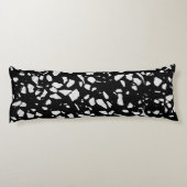 Abstraktes Terrazzo Mosaik Schwarz-Weiß-Muster Seitenschläferkissen (Rückseite)