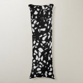 Abstraktes Terrazzo Mosaik Schwarz-Weiß-Muster Seitenschläferkissen (Vorderseite Vertikal)