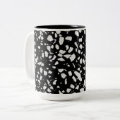 Abstraktes Terrazzo Mosaik Schwarz-Weiß-Muster Zweifarbige Tasse (Vorderseite Links)