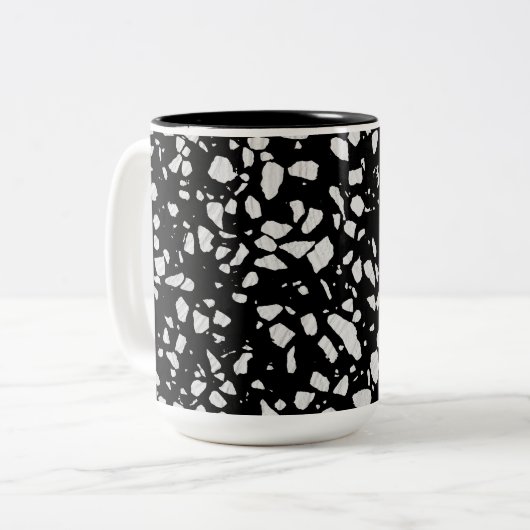 Abstraktes Terrazzo Mosaik Schwarz-Weiß-Muster Zweifarbige Tasse (Vorderseite Links)