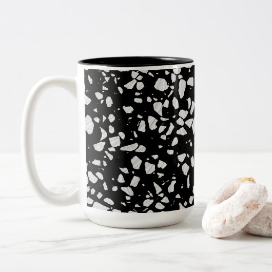Abstraktes Terrazzo Mosaik Schwarz-Weiß-Muster Zweifarbige Tasse (Mit Donut)