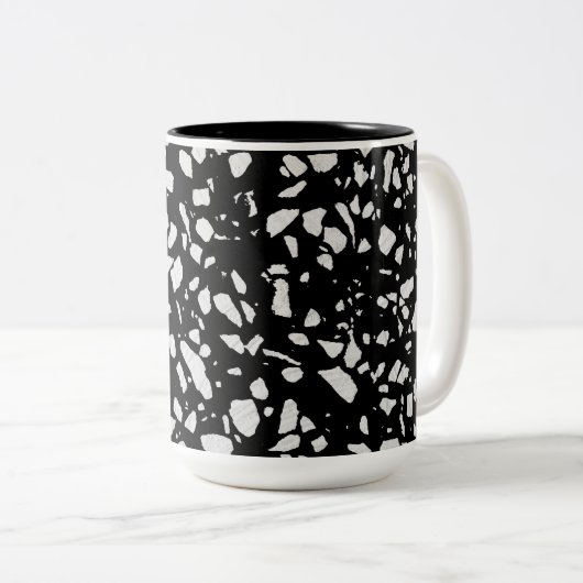 Abstraktes Terrazzo Mosaik Schwarz-Weiß-Muster Zweifarbige Tasse (VorderseiteRechts)